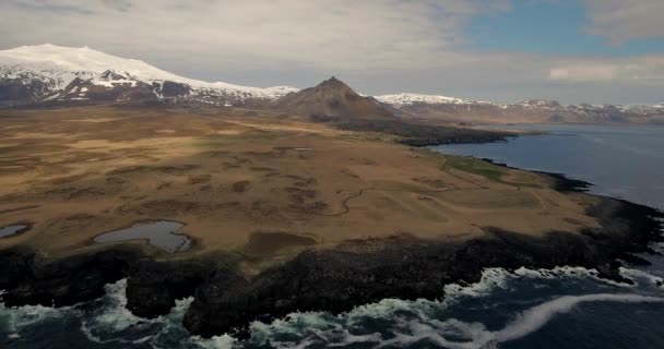 Aerial Small Cliffside Settlement Iceland — Vídeo de Stock