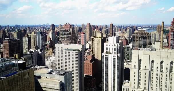 ニューヨーク市のアッパー イースト サイドにある高層ビルや病院の空中 — ストック動画