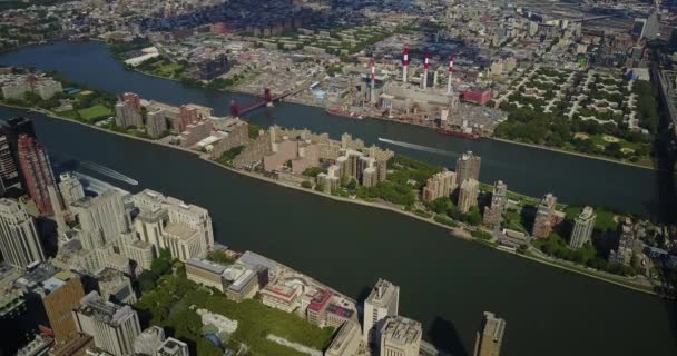 Aerial Roosevelt Island Two Boats Passing Nyc — стоковое видео