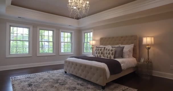 ニュージャージー州の家のモダンなマスターベッドルームとバスルームの映像 — ストック動画