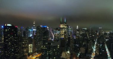 Gece vakti New York şehir merkezinin hava görüntüleri.