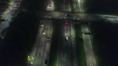 Bir Otoyol Köprüsü 'nün Hava Görüntüsü ve Sisli Bir Gece Trafiği