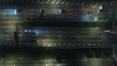 Sisli bir gecede Yüksek Açı Otoyol Köprüleri