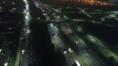 Bir Otoyol Köprüsü 'nün Hava Görüntüsü ve Sisli Bir Gece Trafiği