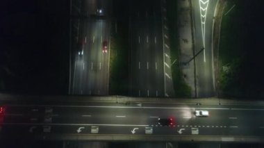 Bir Otoyol Köprüsü 'nün Hava Görüntüsü ve Sisli Bir Gece Trafiği