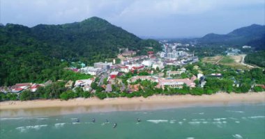 Sabahları kumsalın havadan görünüşü.