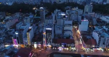 Tayland 'da gece vakti trafik ışıklarıyla Bangkok şehir manzarası.