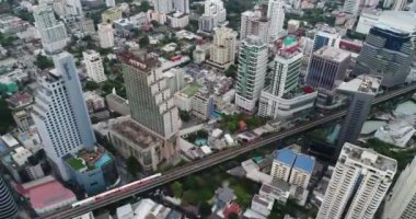 Bangkok, Tayland 'da Hava Görüntüleri: Skyline and Train Passing