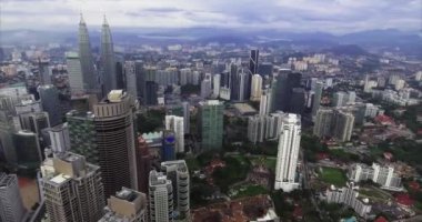 Malezya 'daki Kuala Lampur Skyline ve Dağlarının Hava Görüntüsü