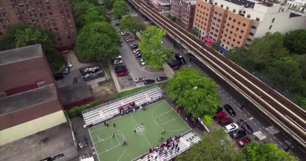 Lanzamiento Aéreo Del Metro Del Bronx Con Cancha Baloncesto — Vídeo de stock