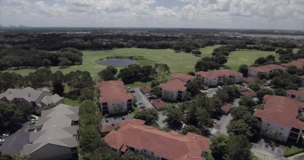 Metrowest Aerial Golf Course Houses Pond — Stock videók