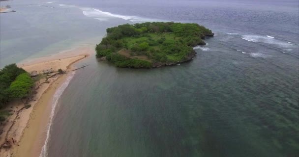 Αεροφωτογραφία Του Beach Town Shoreline Και Νησί Στο Μπαλί Ινδονησία — Αρχείο Βίντεο