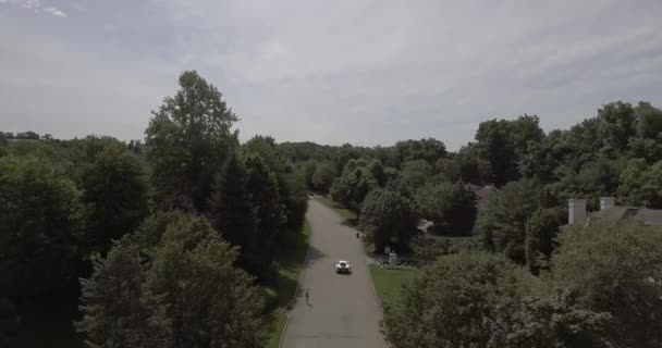 Воздух Белого Mclaren Supercar Вождения Районе — стоковое видео