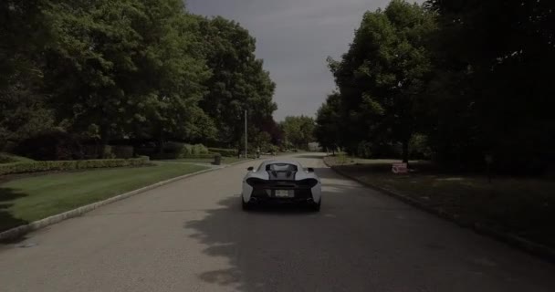Воздух Белого Mclaren Supercar Вождения Районе — стоковое видео
