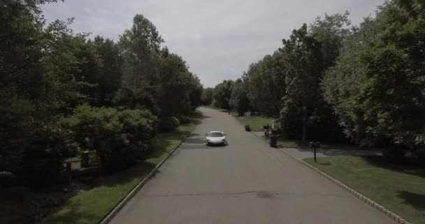 Mahallede Beyaz Bir Mclaren Supercar Uçağı — Stok video