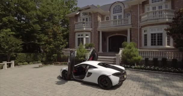 一辆白色迈凯轮超级轿车在邻居家开着车 — 图库视频影像
