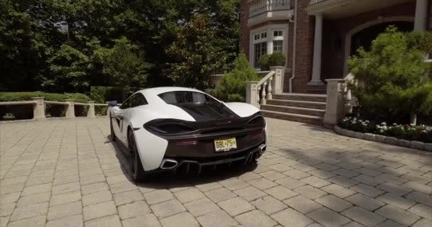 Flygfoto White Mclaren Supercar Kör Grannskapet — Stockvideo