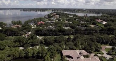 Windermere Florida Havalimanı Bulutlu Gün 'de Su' yu izliyor
