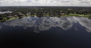 Windermere Florida Havalimanı Bulutlu Gün 'de Su' yu izliyor