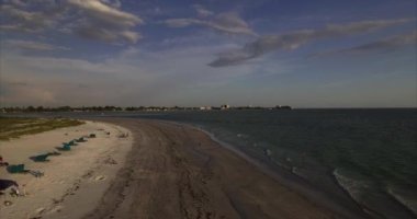 Lido Key Sarasota 'daki sahil havası. Gün batımında.