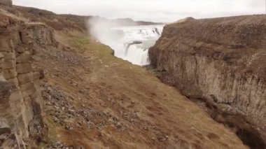 Kahverengi Uçan Dalış Şelalesi