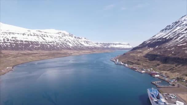 アイスランドの雪の山と青い水の空中 — ストック動画