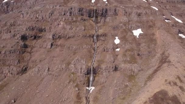 冰岛悬崖峭壁的空中瀑布 — 图库视频影像