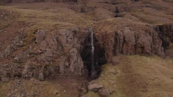 Εναέρια Καταρράκτης Από Hughe Cliff Στην Ισλανδία — Αρχείο Βίντεο
