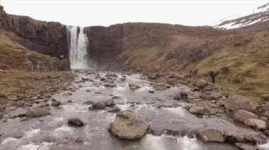 Uçurumdan Kayalara Düşen Hava Şelalesi