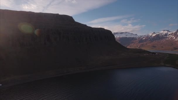 アイスキャップ山とアイスランドのサンセットマウンテンシルエットの空中ショット — ストック動画