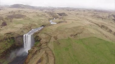 Şelale Yeşil Uçan Kuşların üzerinde uçar