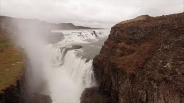 İzlanda 'da bir uçurum ve şelale havası