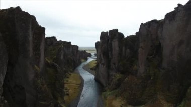 Nehir kanyonu ve buzulun havası.