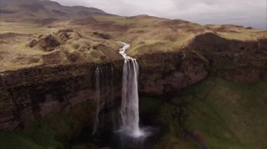 İzlanda 'da bir mağara ve şelale havası