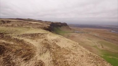 Şelaleyi görmek için uçurumun üzerinden uçuyor