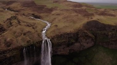 Büyük Şelale Uzaklaş