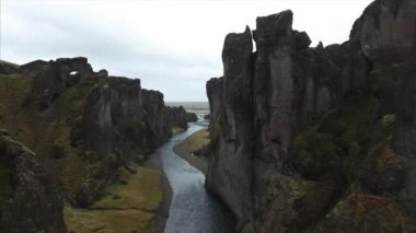 Nehir kanyonu ve buzulun havası.