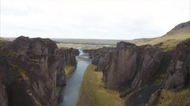 Nehir kanyonu ve buzulun havası.