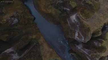 Nehir kanyonu ve buzulun havası.