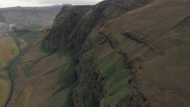 アイスランドの豪華な崖の空中 — ストック動画
