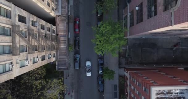 Titta Ner Skott Konvertibel Mercedes Benz Harlem Med Byggnader — Stockvideo