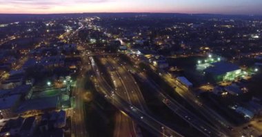 Newark New Jersey 'deki Hava Trafik ve Binalar Geceleri Doğu Orange
