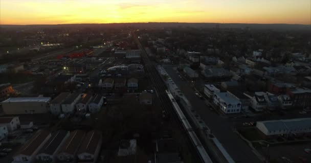 纽瓦克的空中交通和建筑物 新泽西东橙色日落 — 图库视频影像