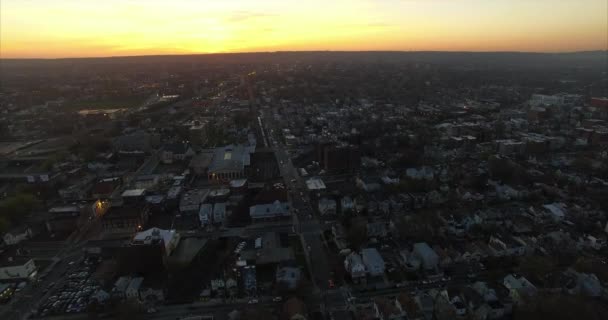纽瓦克的空中交通和建筑物 新泽西东橙色日落 — 图库视频影像