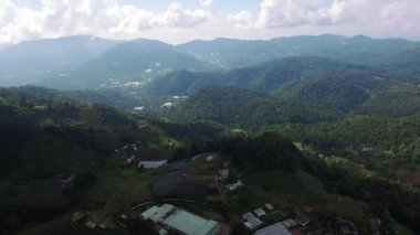 Tayland Chiang Mai Hava Görüntüsü, Dağlar ve Evler Gösteriliyor