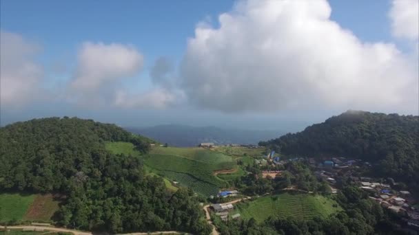 タイチェンマイ航空ビュー 山の雲と街を見る空飛ぶ — ストック動画