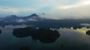 Ban Wang Khon, Surat Thani, Bulutların Arasında, Adalarda, Kısmi Güneş Yansıması