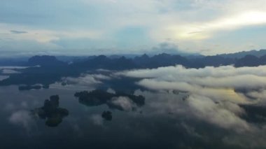 Wang Khon, Surat Thani, Bulutlar Arasında, Hafif Düşük, Mavi Gökyüzü