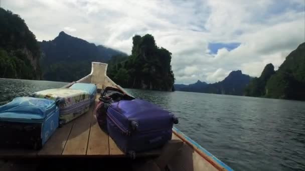 Khao Sok Boat Zrychlení Přední Pohled Loď Jízda Přes Ostrovy — Stock video