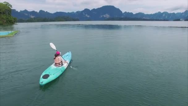 Barco Khao Sok Con Vista Espalda Lado Mujer Red Hat — Vídeos de Stock